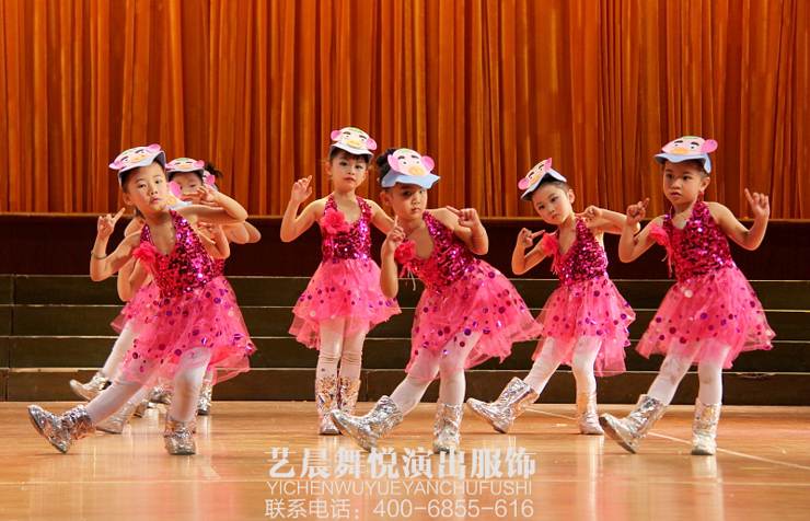 少儿舞蹈演出服装在舞蹈协会上绽放光彩