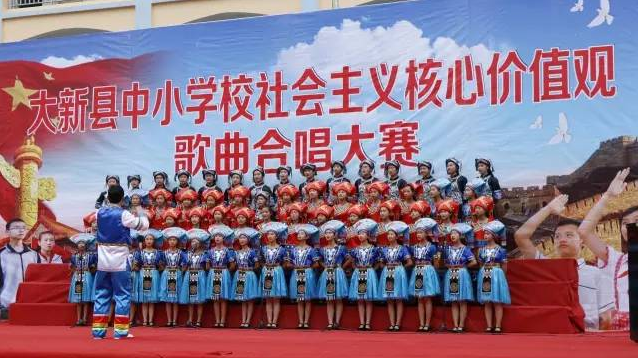 中小学合唱大赛，学生合唱服装引瞩目