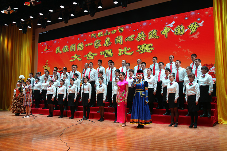 “民族团结一家亲”，合唱服装显精神