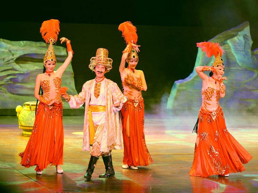 新疆民族舞蹈演出服装维族舞蹈表演服装定制