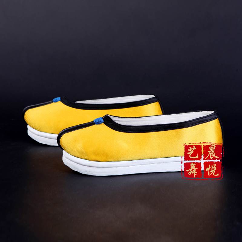 京剧黄色罗汉鞋